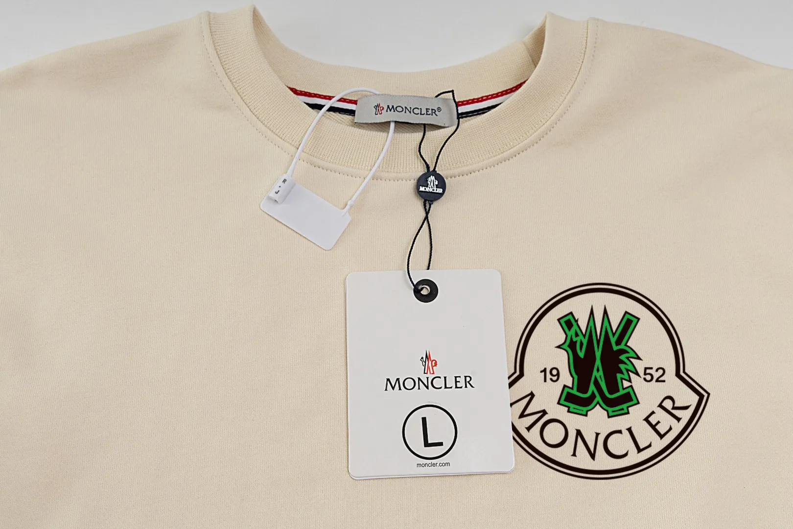 【 Quality】【 MONCLER】【In Stock 】 2024 New Arrival Premium 3D LOGO ， ， Premium ⚠️ ： 460 ， 21S 10S 26/2 1*1 ！ ， ， ， ， ， ！ Same Style ✔️ Same Style： ❗ ✔️【 Same Style， In Stock！】 ➡️Size：S M L XL XXL ➡️ ：Black White ⚠️Size Size